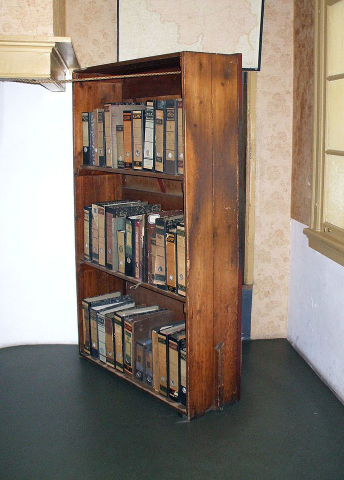 Bookshelf hiding the entrance Bookshelf hiding the entrance